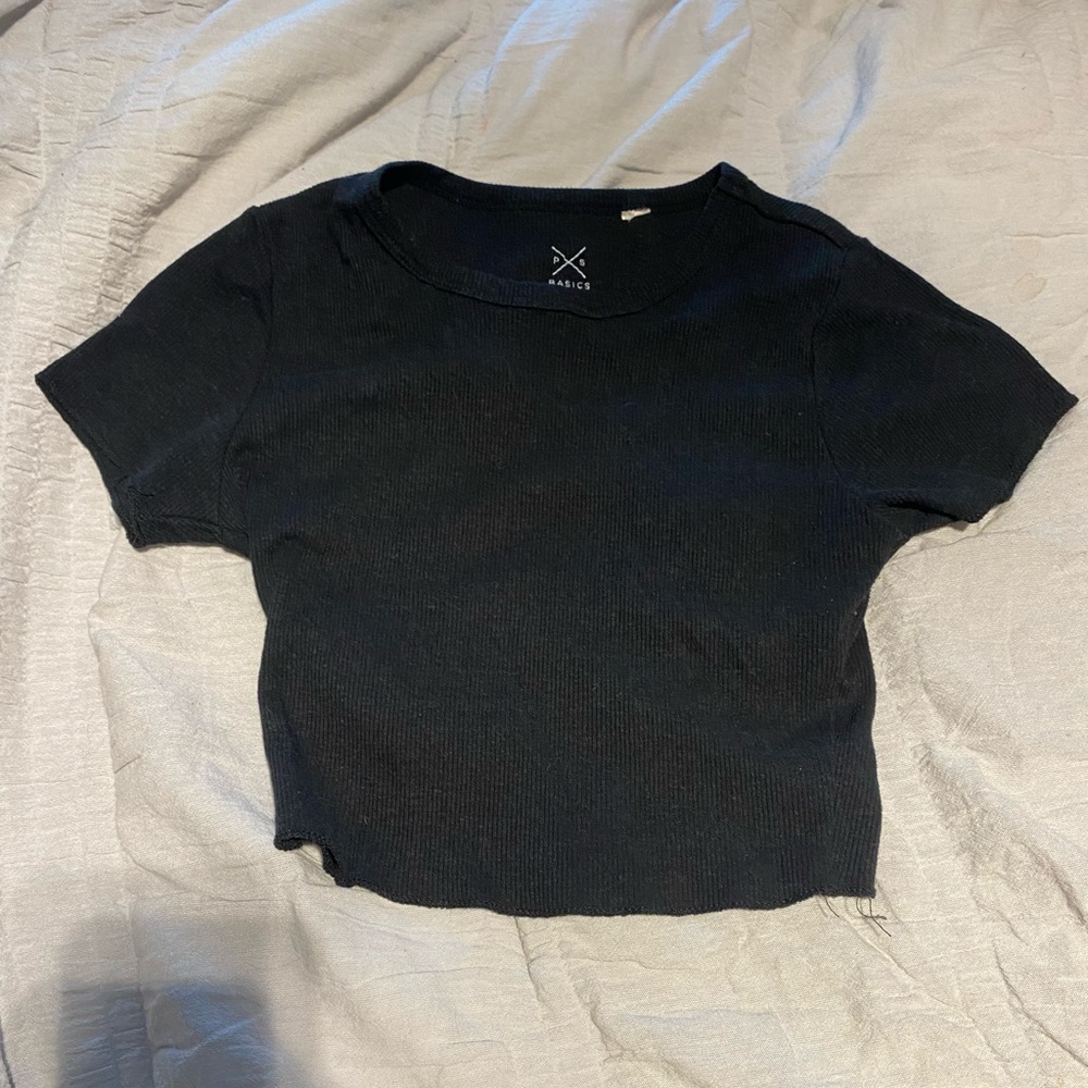 cute basic ribbed cropped tee!
